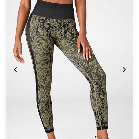 Fabletics High-Waisted Seamless Snakeskin 7/8 - Picture 3 of 5